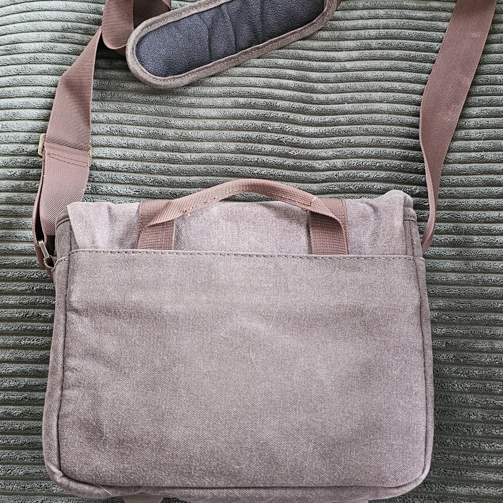 Roots Camera Bag - Picture 2 of 8